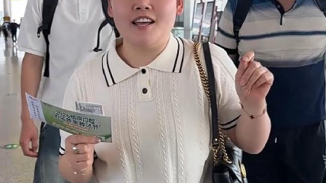 带着公公坐飞机去西双版纳出差，天没亮就起床收拾，看见连绵大山，一路兴奋得睡不着，落地换上舒服又好看