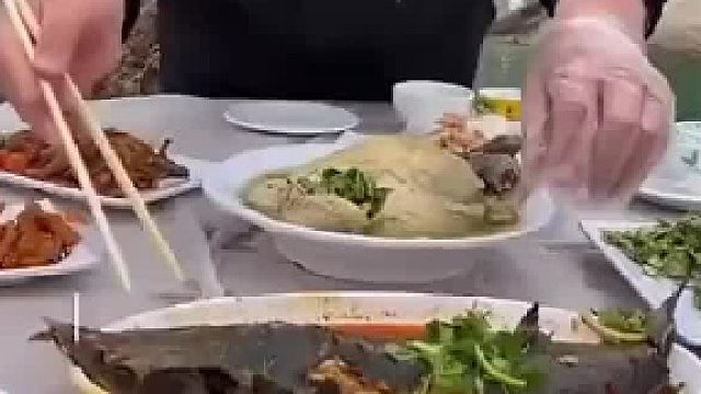 还怪有“素质”知道戴手套