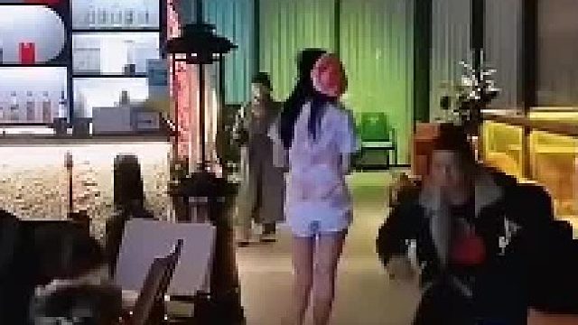神仙兄弟！看美女被抓包前，兄弟秒打掩护，男人间的默契太上头！_用快乐心态拥抱每一天 _被抓包了