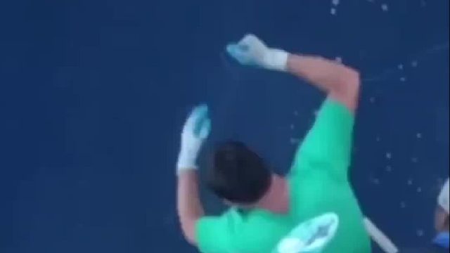 一群男人将游轮开到海洋深处钓鲨鱼