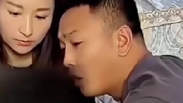 在让她叼一瓶啤酒，她不是爱喝么