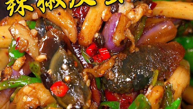 辣椒茄子烧皮蛋，大鱼大肉都不换，号称下饭菜中的扛把子。