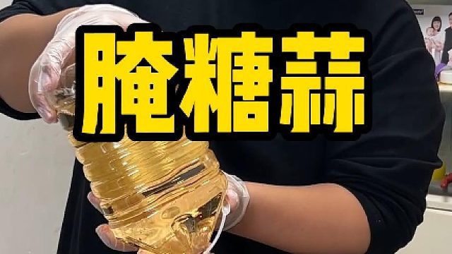 老宅日常少不了父母斗嘴的热闹，一罐手工糖蒜封存家常风味，打包带给伙伴，顺带带他去看辣椒育苗了解