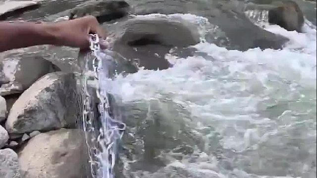 阿三竟然一把伸进水中洞穴抓巨蟒，结果令人意想不到