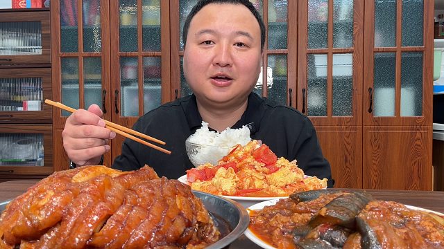 酸菜扣肉配西红柿鸡蛋，还有肉沫茄子，真的太好吃啦