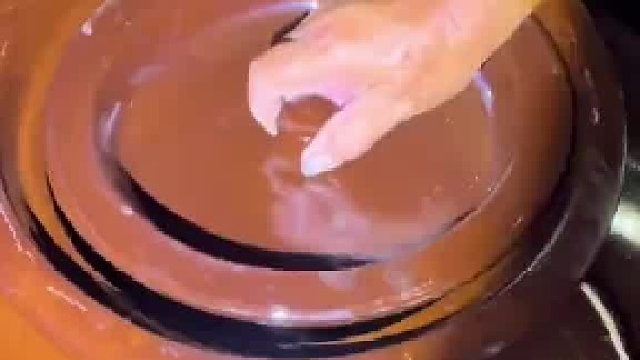 储存很长时间的酒变成了绿色，儿子说坏了老妈硬说没坏