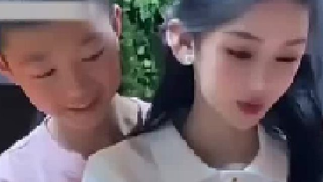 儿子拉妈妈体验摸蜥蜴，妈妈吓得瞬间弹开