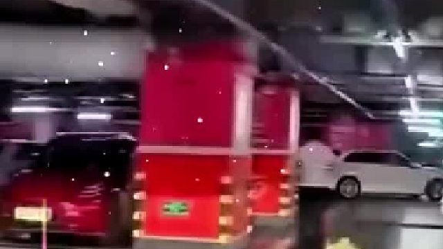 小孩闹脾气躺地上车辆路过，家长立马踢车，大声质问：“你想干嘛”