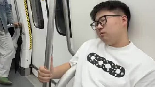 小伙坐地铁睡着，小姐姐靠了上去，结果小伙醒来紧张了！