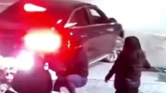 三男子正在路边吃饭 ，一路过车辆先停车后突然倒车，将桌子撞翻后开车扬长而去