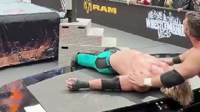 使出了我的 WWE 终结技！！