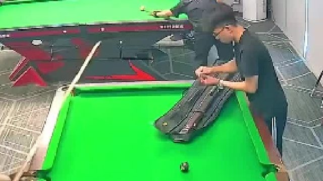 台球厅老板突然发现少了一颗球，打开监控后发现被顾客“顺”走了