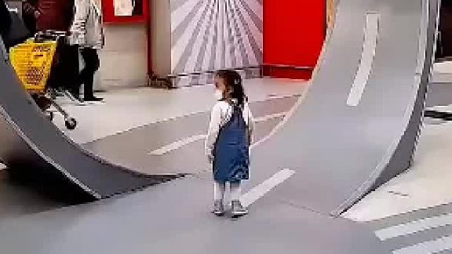 小女孩挑战巨型圆环，结局超意外