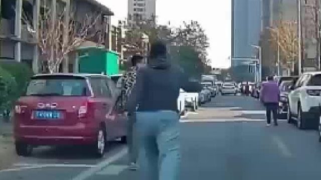 小胖哥和朋友走在路上档住后车行驶 朋友让开后见小胖哥没让