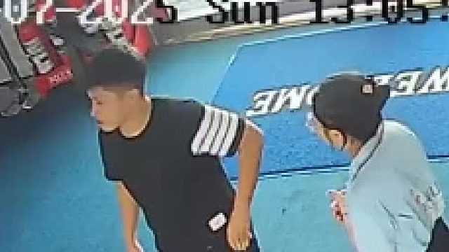 一看就知道没经验，老手一脚就踩住了