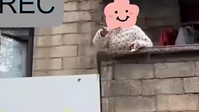 疑因招牌做得太高，楼上女子直接拿出铁锤砸坏招牌，邻里之间有什么不能好好商量