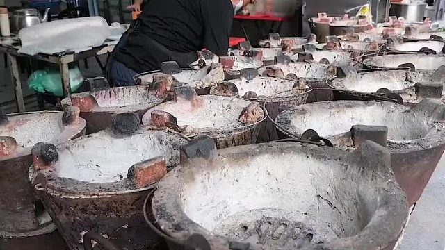 木炭瓦煲鸡饭！