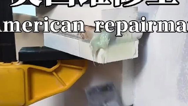 美国光头强维修工修理老旧窗框流程 美国工人干活粗中带细，一个门框修了三天才完成，最终效果还是不错。