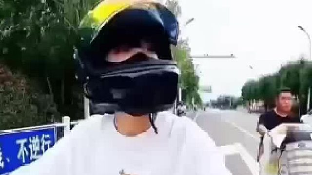 闯红灯T被女子阻止看见交警女子一个眼疾手快