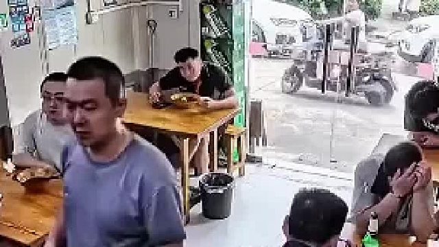 短短几分钟，因为顾客坐在桌子外侧，其他后进来的人纷纷离去……