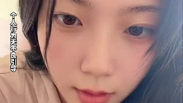晒自己沙漏型身材，正面和侧面看起来根本不是一个人