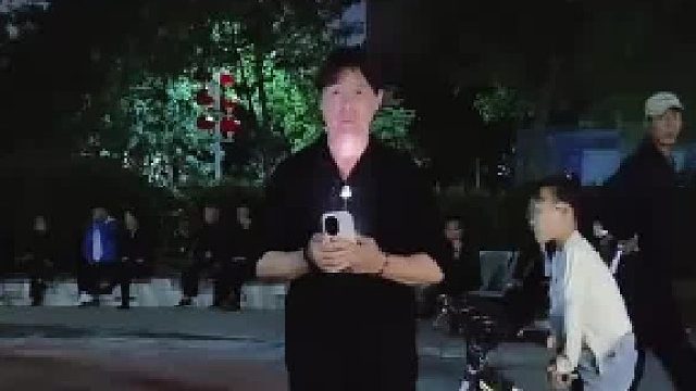 妈妈教女儿跳皮筋，自己先试了一下技术不减当年