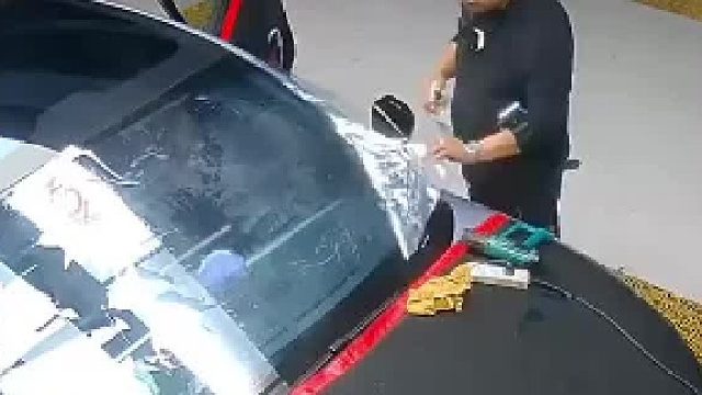 给车贴膜时，自动雨刮没关 直接将膜刮坏，车：别来沾边