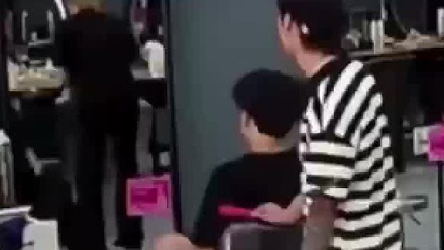 孩子到理发店剪头发后孩子妈妈找到店里 扇理发师一巴掌