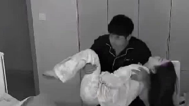 好歹把被子给孩子盖上呗