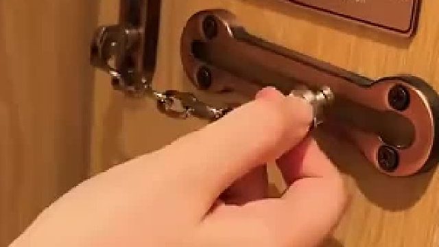 酒店遇防盗锁难题，网上求解答，网友反问：说明书呢？