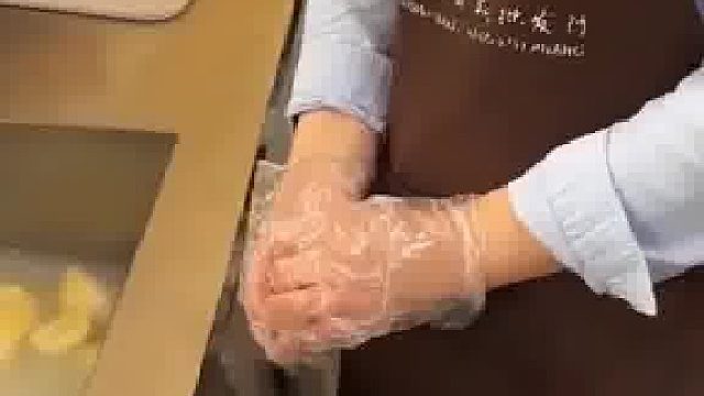 你应该让顾客吃榴莲壳，因为肉是臭的