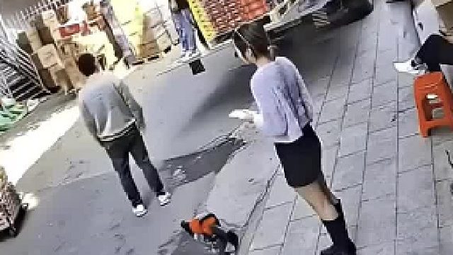 骑手经过按了下喇叭，货车夹板突然断开，货物瞬间倾倒