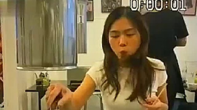 女子烤肉飞了，是烟筒吸力大还是饿了