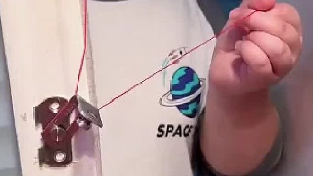 小孩哥学着柯南，把自己锁在了衣柜里，网友：不要给他开门