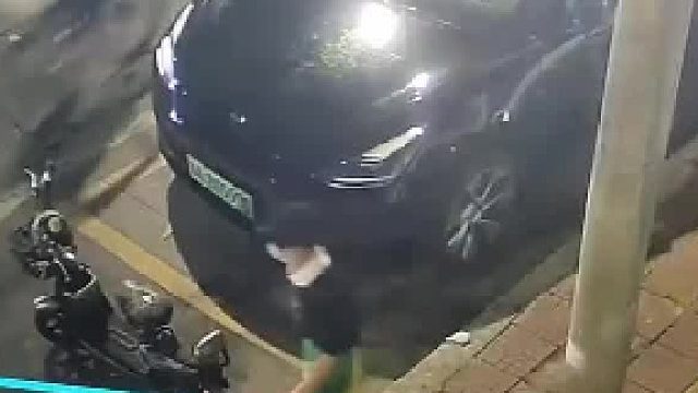店家拿电动车抢占公共停车位，车主丝毫不惯着直接挪走停车，店家发现后刮花车辆