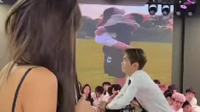 仔细看启萌和梨园两个的表情