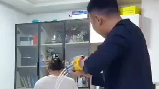 搞笑一刻：爸爸用水枪打妈妈赖儿子身上