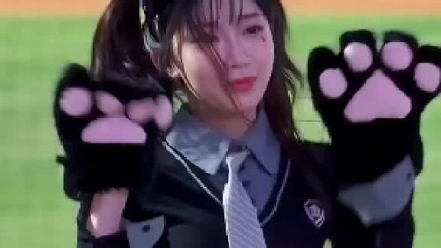 李珠恩化身性感小猫咪跳