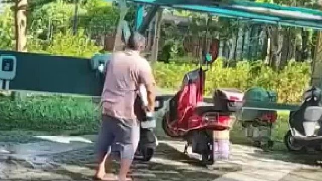 男子建的收费充电位 结果全被不充电的占位了