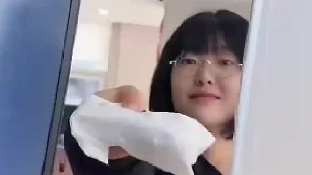 男子收到女同事给的纸条，被要求下班再打开看，结果万万没想到