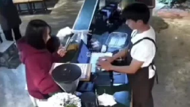 女孩手欠还有脸哭，收银员太机智了…哈哈