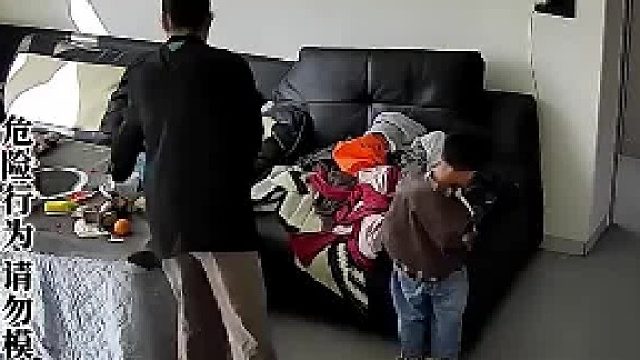 熊孩子玩炮仗闯大祸！妈妈尖叫跑路，爸爸光速救场太帅了