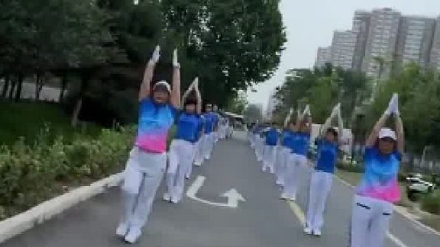 广场舞大妈早上6点跳舞扰民，男子气爆直接拔走U盘。