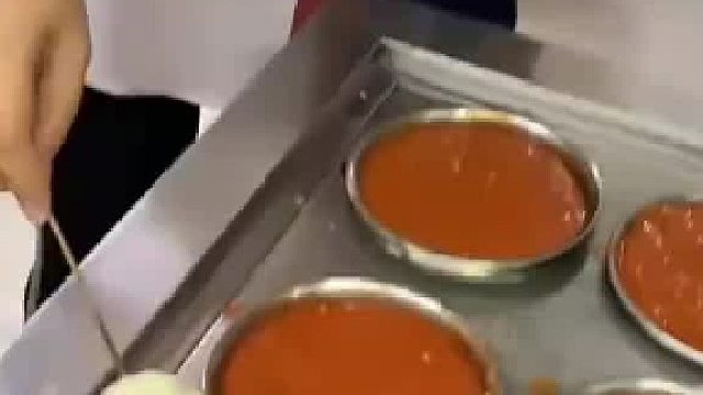 直接在蘸料区吃串，做法让人有点无法接受，网友：总感觉蘸料沾上口水了