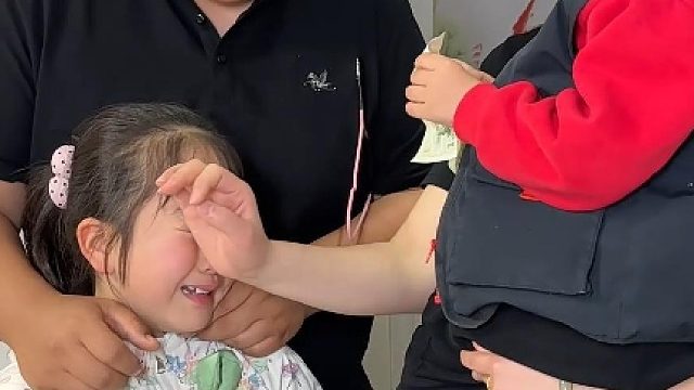 调皮的弟弟放学磕碰受伤，瞬间牵动一家人的心。孩子奶奶又疼又气哭红了双眼，依依也默默掉泪要带弟弟去医