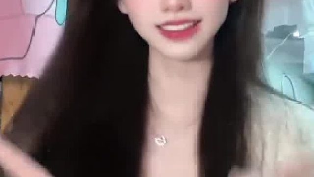 屏幕前的团支书们 汗流浃背了吧#甜妹 #女大学生 #甜甜的手势舞 #团支书
