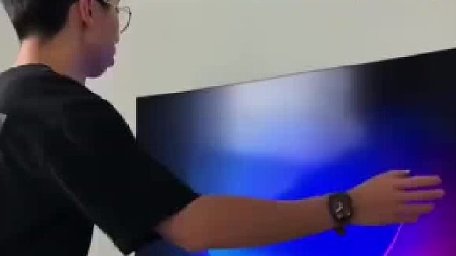 可掰弯显示器，男子：是我操作有误区吗？网友：超过最大角度了