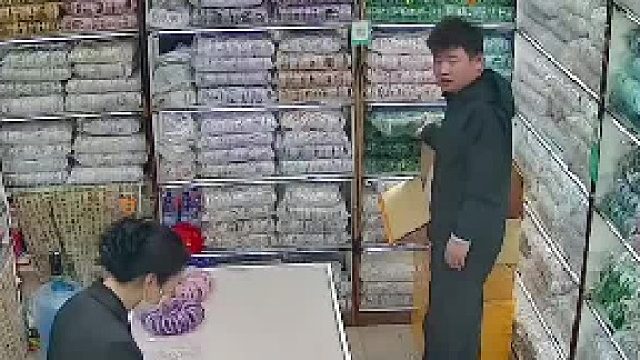 客户取手镯时，不慎将100多条手镯摔在地上