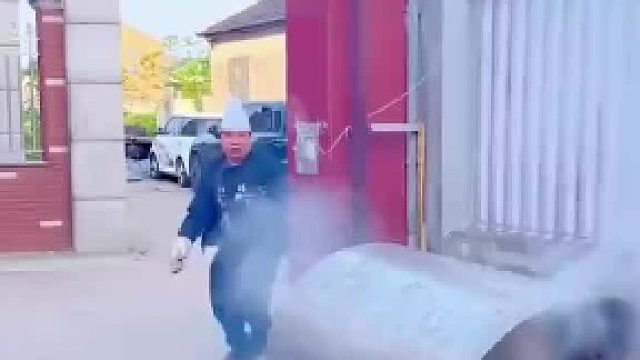男子烤全羊翻车现场！大火直接把羊烤成黑炭
