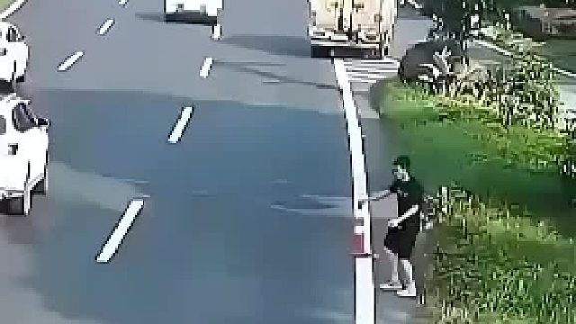 司机车辆故障，放的反光锥多次被撞倒。